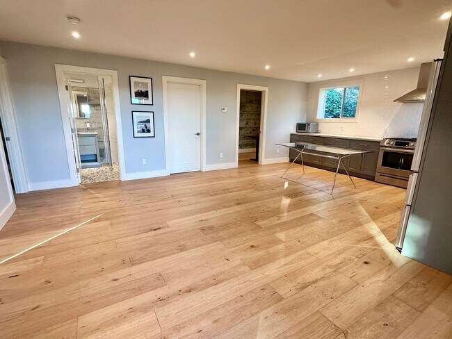 Building Photo - Gorgeous Hillside View, Modern Flat