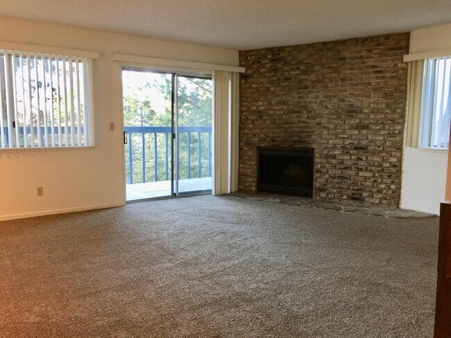 Building Photo - 640 Lakeview Dr