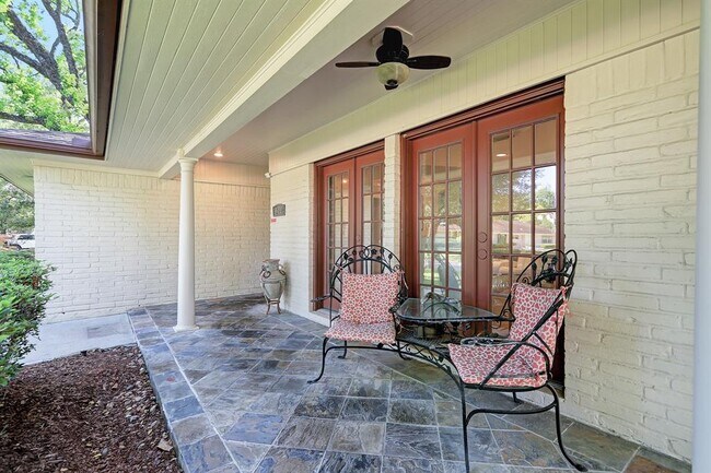 Building Photo - 10118 Cliffwood Dr