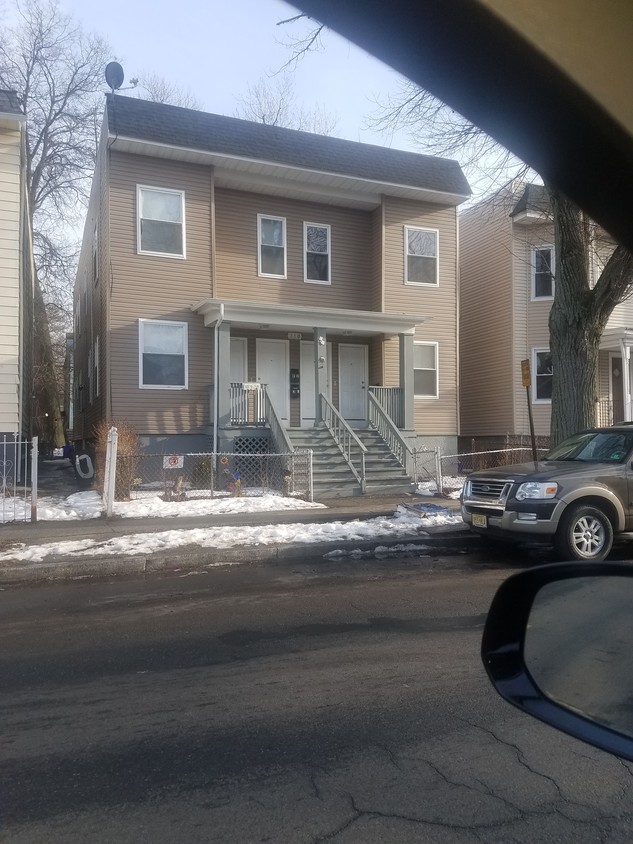 Building Photo - 310 Halsted St