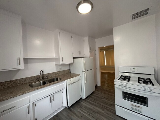 Interior Photo - 7057 Lanewood Ave