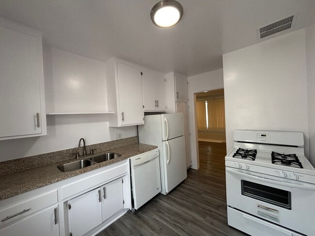 Interior Photo - 7057 Lanewood Ave
