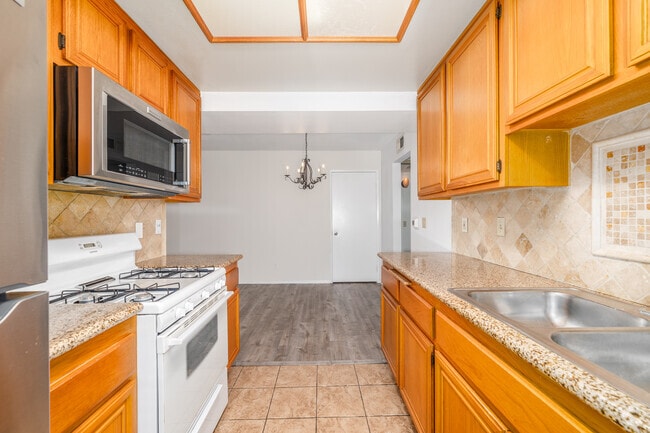 1 habitación, 1 baño - 700 pies cuadrados - Cocina - 14950 Burbank Blvd