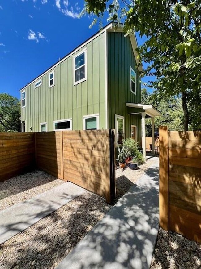 Building Photo - Heart of the City! 2 bedrooms, 2.5 bathroo...