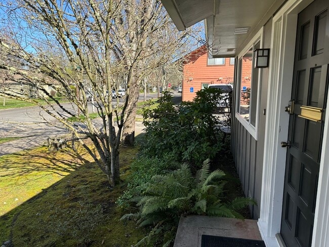 Building Photo - Beautiful high end 1 bedroom duplex with office!