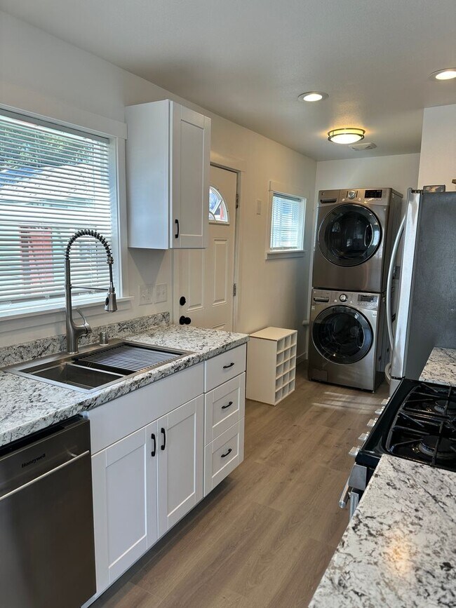 Foto del edificio - Completely remodeled Adorable home in Conv...