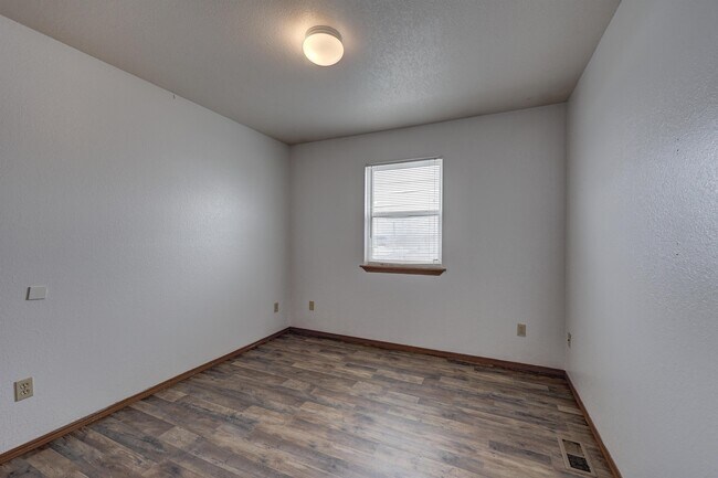 Building Photo - 627b S Walker St