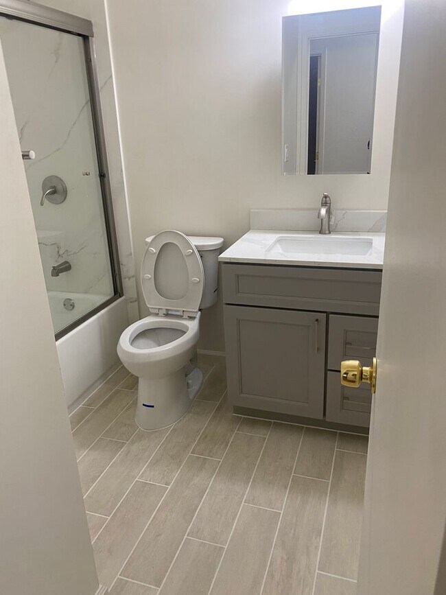 Foto del edificio - 2160 Tilden Pl