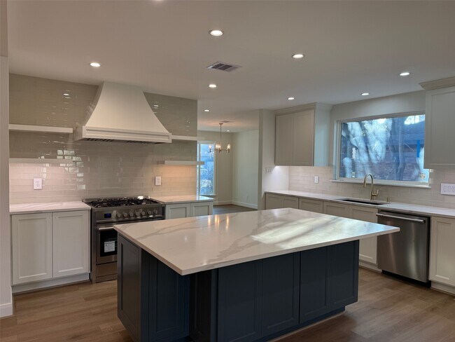 Building Photo - 4726 Ivanhoe St