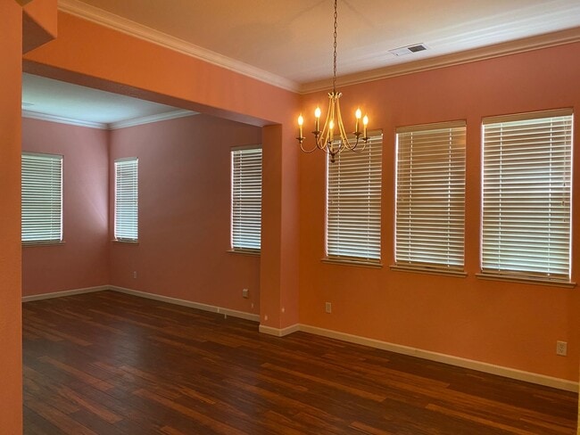Building Photo - Huge 4 Bed 2 Bath + Den Golf Course Hom...