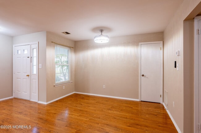 Building Photo - 157 Tulip Ln