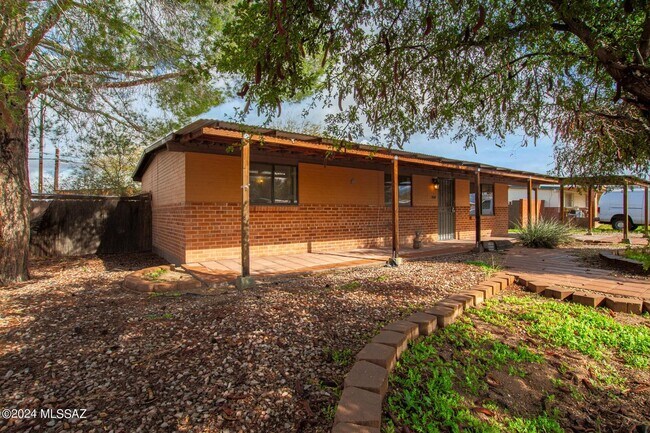 Foto del edificio - Charming Remodeled 3 Bedroom Brick Home