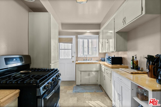 Building Photo - 831 Austin Ave