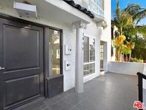 Building Photo - 1014 S Orange Dr