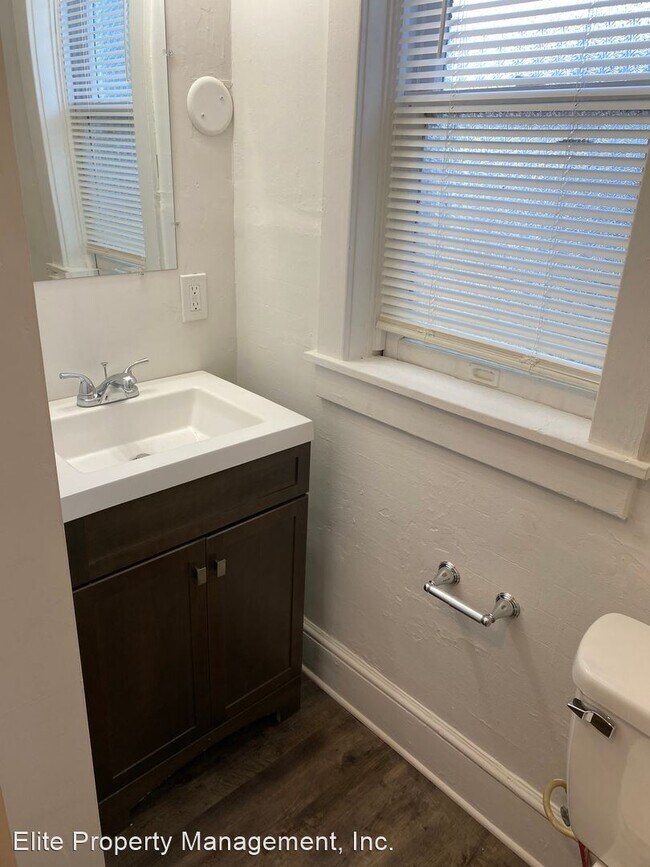 Building Photo - 3 br, 1 bath House - 137 S. Beaver St. Apt. C