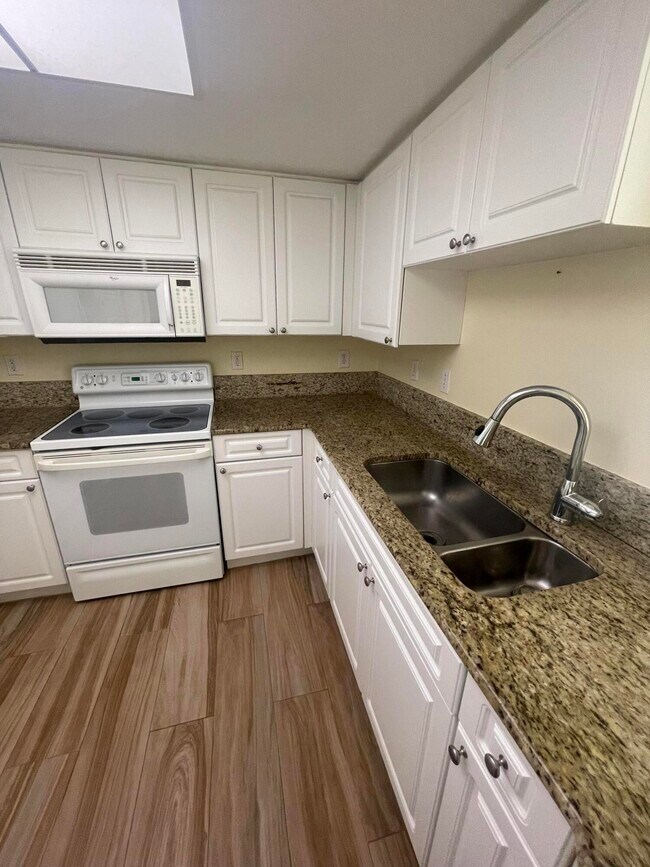 Foto del edificio - 700 Crestwood Ct S