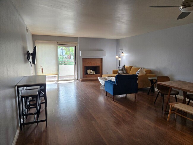 Foto del edificio - Ground-floor San Carlos stunning single-story condo available immediately.
