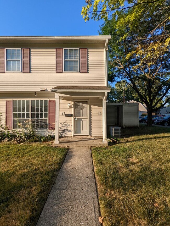 Building Photo - Spacious 3 bed 1.5 bath townhome in Indian...