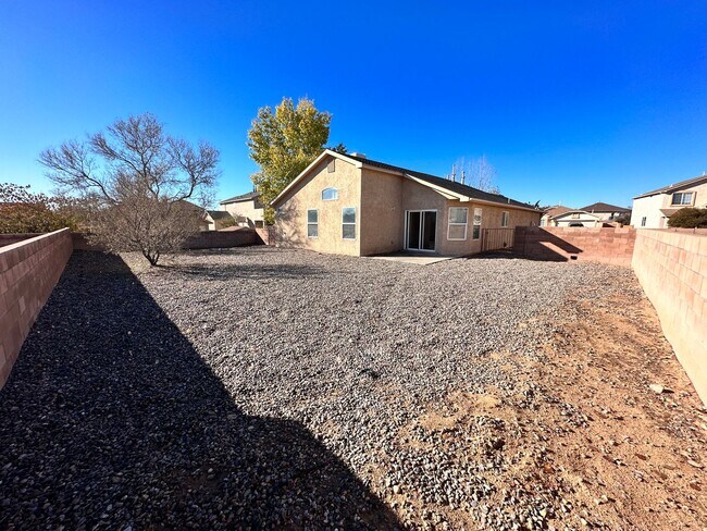 Building Photo - Charming 3-bedroom, 2-bathroom home. FREE ...