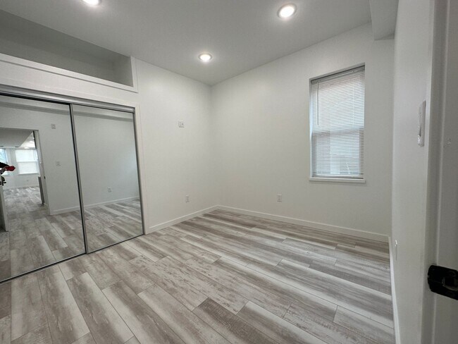 Foto del edificio - Modern & spacious 2Bedroom 1Bath Apartment