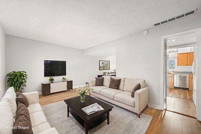 Foto del edificio - 3BR Townhome in Aurora | Private Yard, Covered Parking & Community Pool