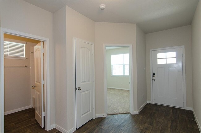 Building Photo - 117 Naset Dr