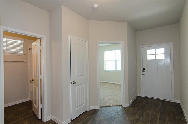 Foto del edificio - 117 Naset Dr