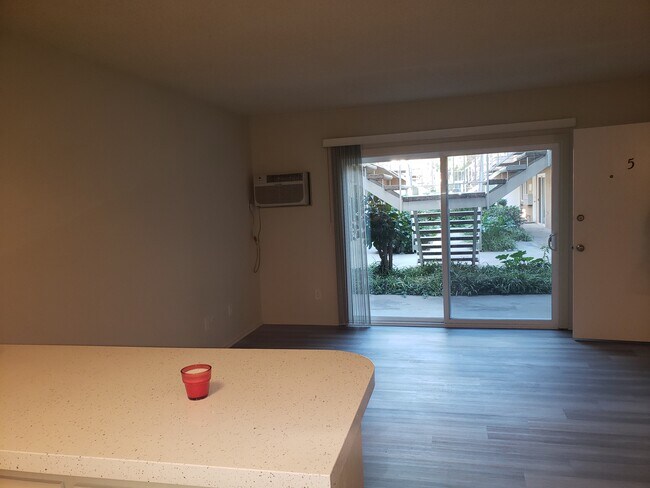 Foto del edificio - 7503 Hazeltine Ave