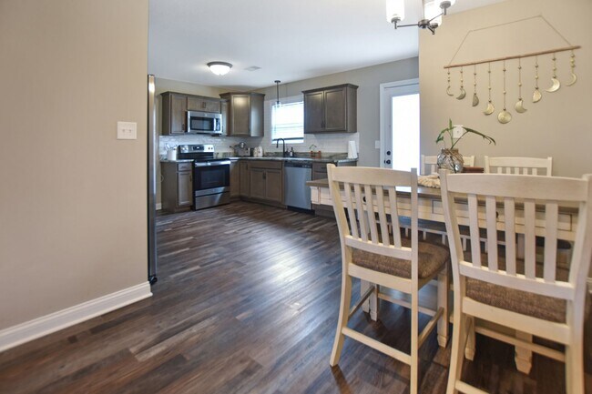 Building Photo - Pet Friendly Three Bedroom!