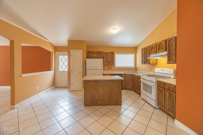 Building Photo - 13771 Paseo Central Ave