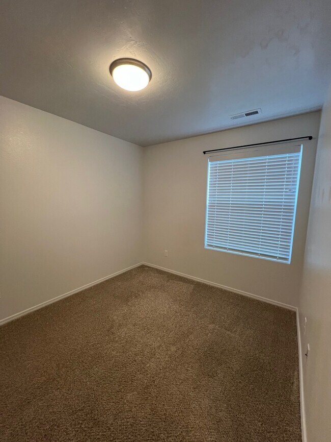 Building Photo - 3 Bed 2 Bath Nampa!