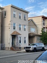 Building Photo - 217 Walnut St