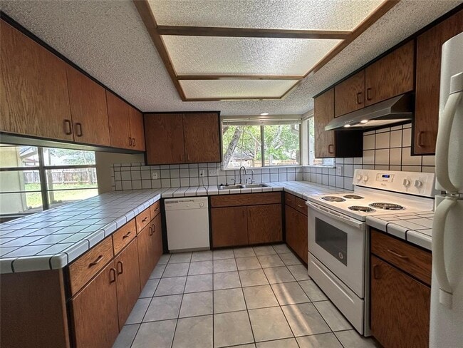 Building Photo - 3902 Beaconsdale Dr