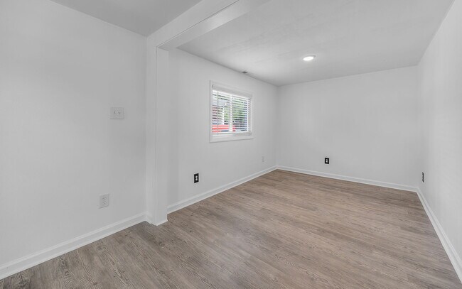 Foto del edificio - 8308 Nathan Ave