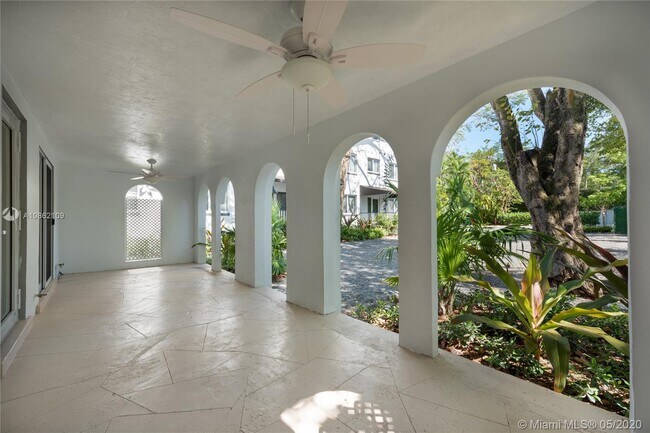 Foto del edificio - 3677 Poinciana Ave