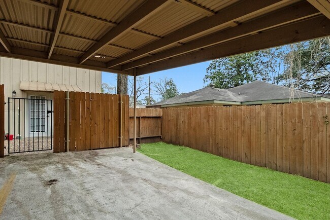 Building Photo - 407 W Semands St