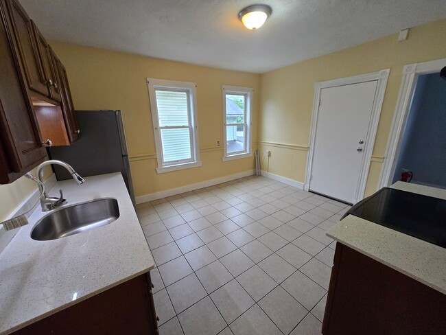 Building Photo - Spacious and Bright 3Bd 1 Bath Available f...