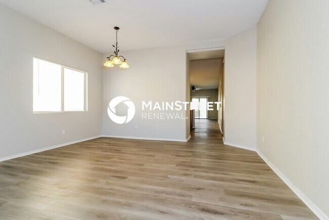 Foto del edificio - 4 Bedroom Pet-Friendly Home in SURPRISE, A...