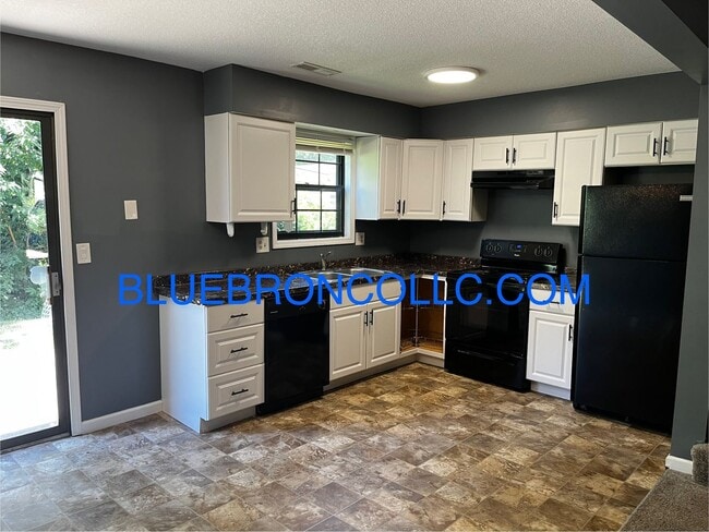 Building Photo - Great price for 2 bedroom townhome, spacio...