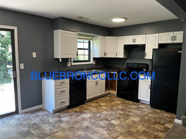 Foto del edificio - Great price for 2 bedroom townhome, spacio...