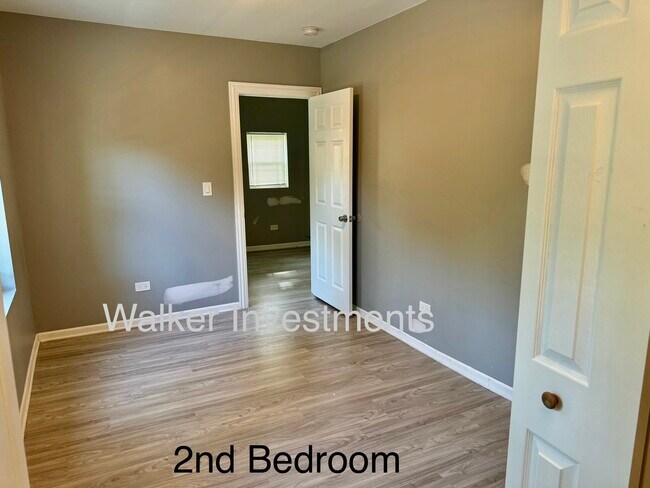 Foto del edificio - 1627 W 106th St