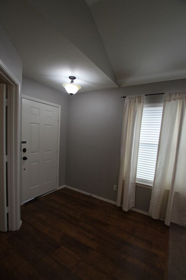 Building Photo - Tour Today! Beautiful 4 bedroom 2 bath hom...