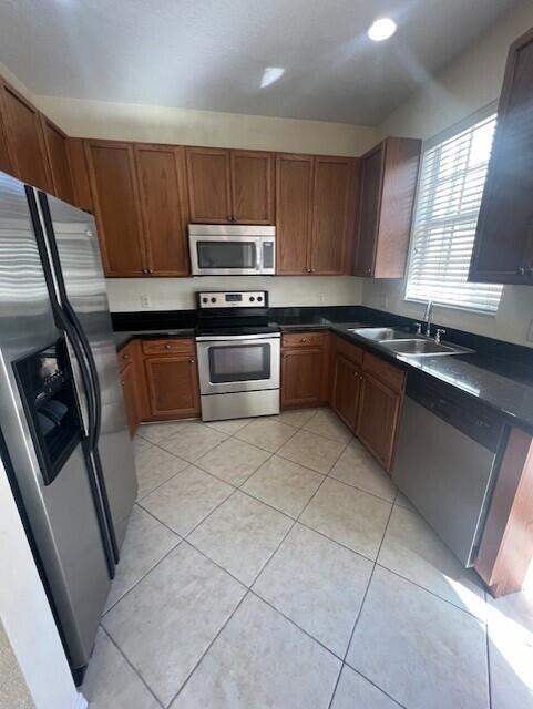 Building Photo - 211 E Thatch Palm Cir