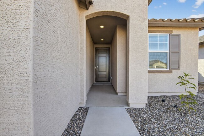 Building Photo - Modern 3BR Living with Resort-Style Amenities in Magma Vista Ranch