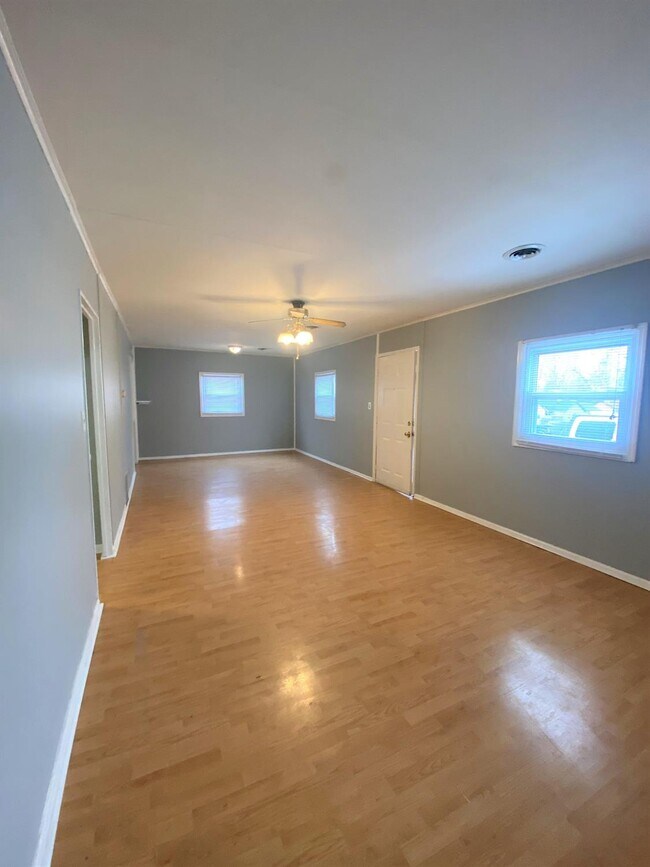 Building Photo - 1018 Marcellus Dr