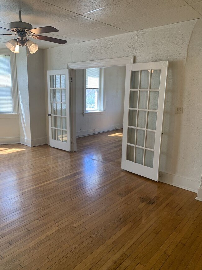 Building Photo - 603 S Davis Ave