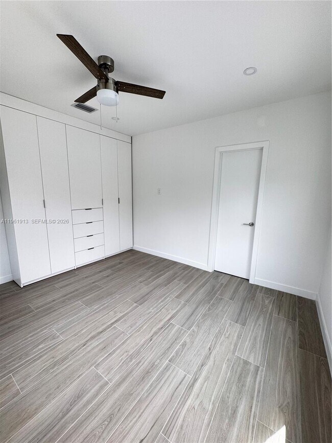 Building Photo - 2855 Royal Palm Ave