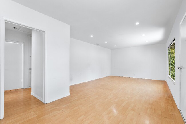 Foto del edificio - 836 N Fuller Ave