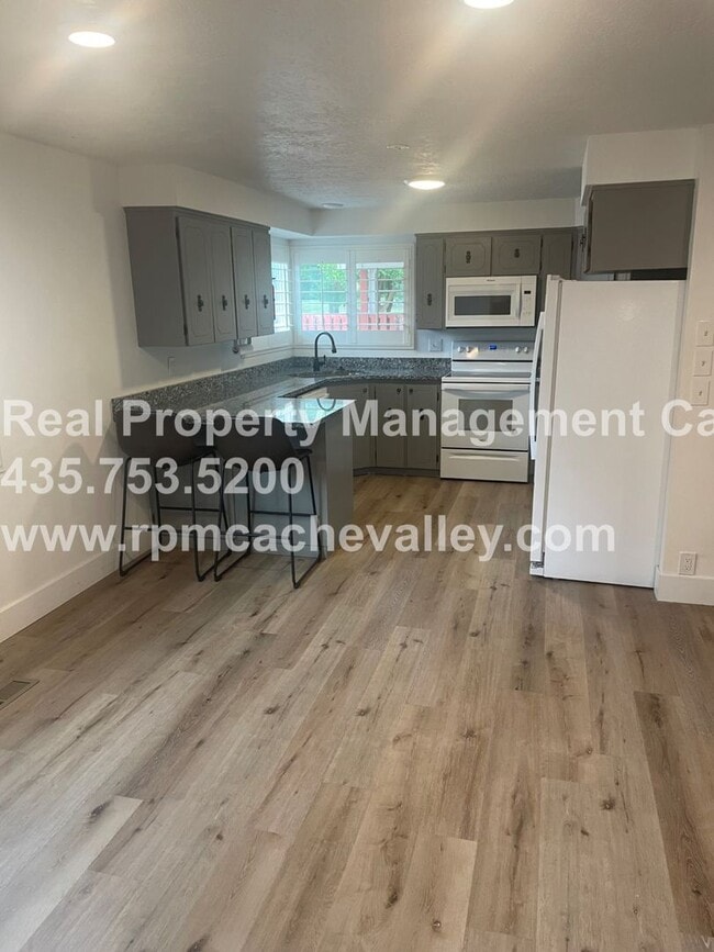 Building Photo - 495 E 900 N