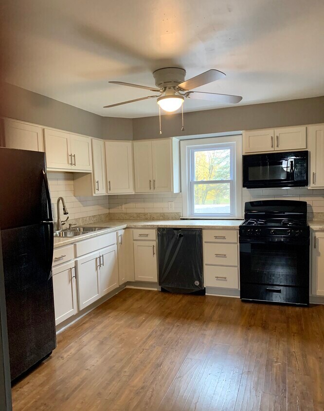Kitchen - 3126 Lockwood Blvd